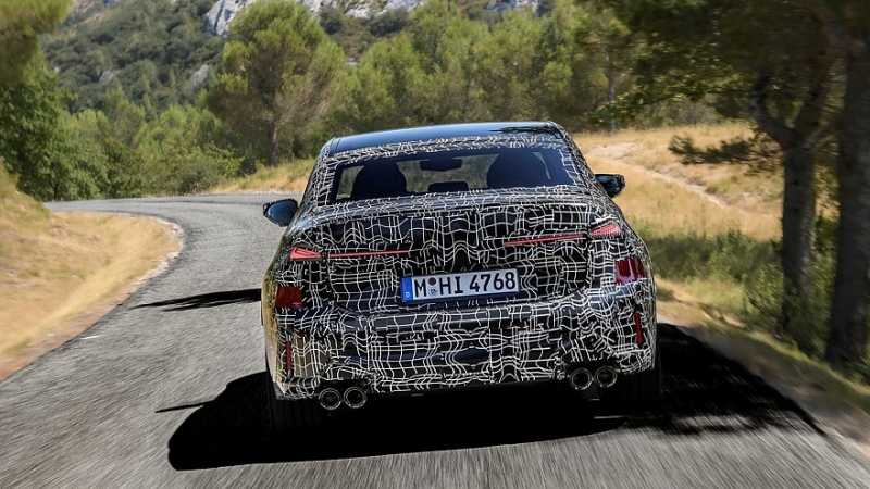 Новая бензиновая «трёшка» BMW готовится к премьере: дрифт-режим и дизайн в стиле i3