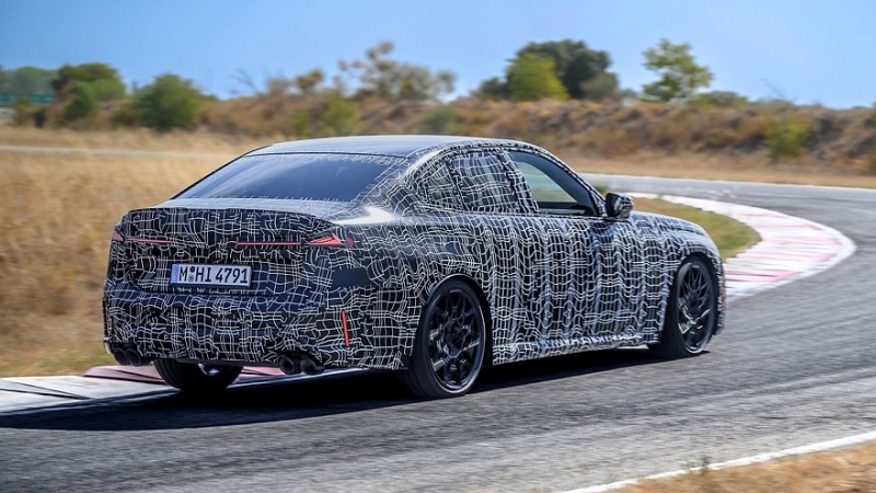 Новая бензиновая «трёшка» BMW готовится к премьере: дрифт-режим и дизайн в стиле i3